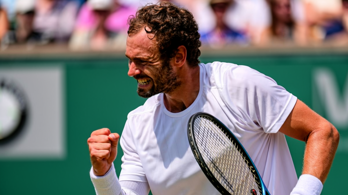 半岛体育 - 温网2026：资格赛黑马 Safiullin 与 Mochizuki 逆袭 八强战将挑战 Djokovic 与 Sinner - 半岛体育